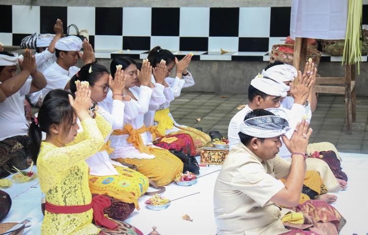 Bawaslu Provinsi Bali Gelar Piodalan di Padmasana