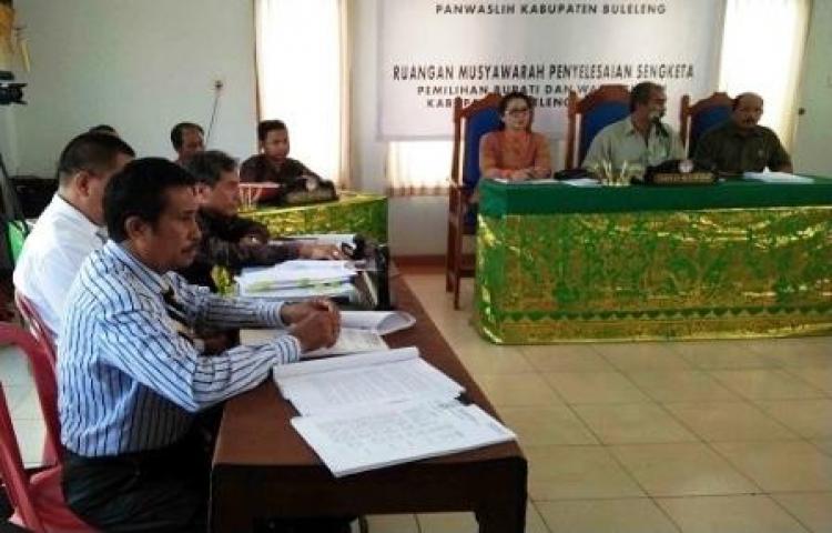 PANWAS KAB BULELENG SELESAIKAN PUTUSAN MUSYAWARAH SENGKETA PENCALONAN DI KABUPATEN BULELENG