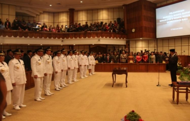 PELANTIKAN BUPATI/WAKIL BUPATI DAN WALIKOTA/WAKIL WALIKOTA PILKADA TAHUN 2015 SE-PROVINSI BALI BERLANGSUNG TERTIB DAN LANCAR