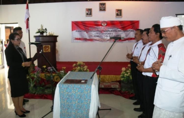PELANTIKAN DAN PEMBEKALAN PANITIA PENGAWAS PEMILIHAN KECAMATAN SE-KABUPATEN BULELENG OLEH PANWAS KAB BULELENG