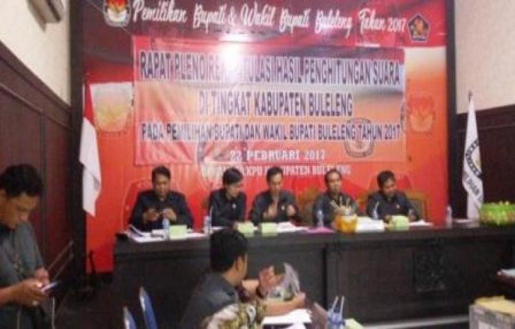 RAPAT PLENO REKAPITULASI HASIL PEMUNGUTAN SUARA PEMILIHAN BUPATI DAN WAKIL BUPATI BULELENG TAHUN 2017