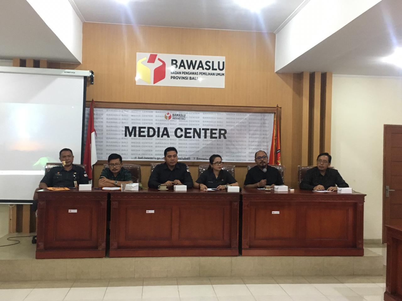 RAPAT PERSIAPAN PENGUKUHAN DAN PELANTIKAN SAKA ADHIYASTA PEMILU BAWASLU PROVINSI BALI