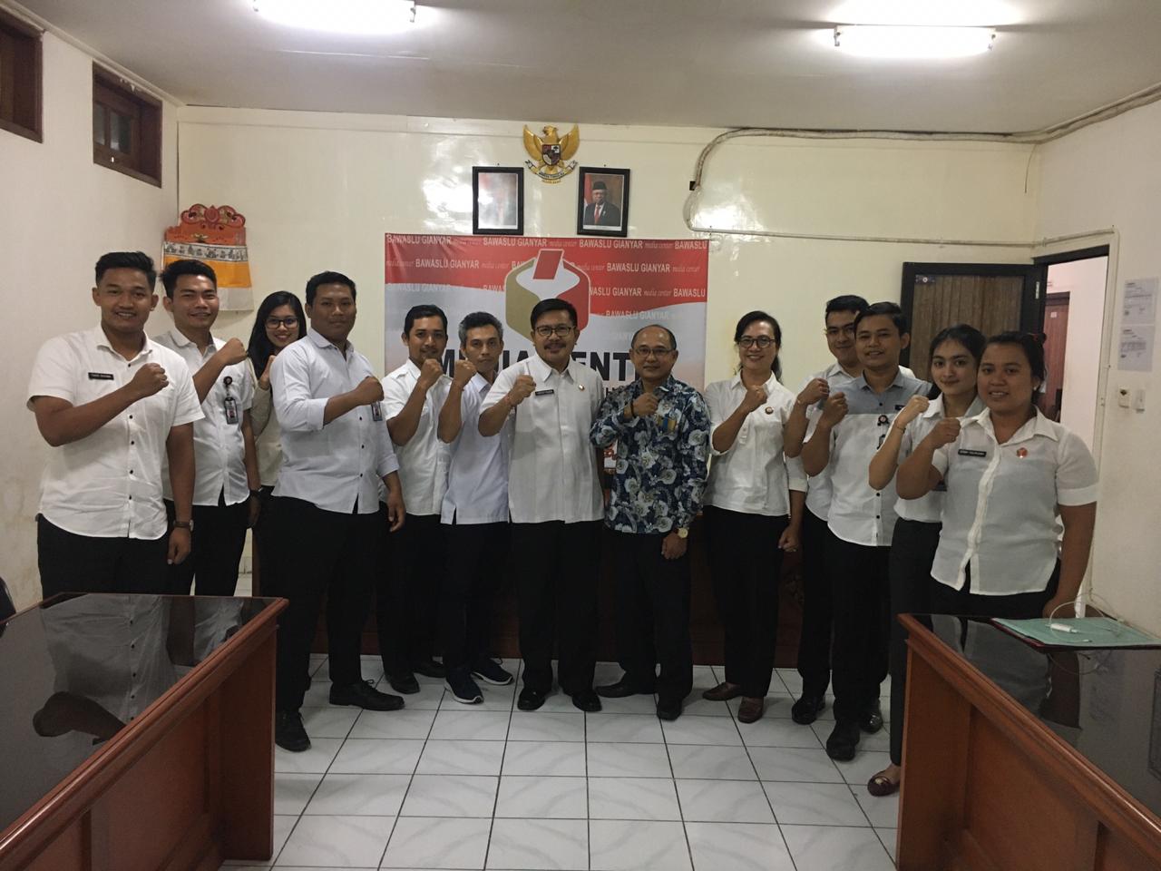 Pimpinan Bawaslu Provinsi Bali melakukan Supervisi terkait Peningkatan Kapasitas Sumber Daya Manusia (SDM) di Lingkungan Sekretariat Bawaslu Kabupaten Gianyar