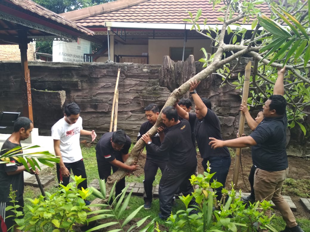 Gotong Royong dalam Rekontruksi Pojok Pengawasan Bawaslu Bali