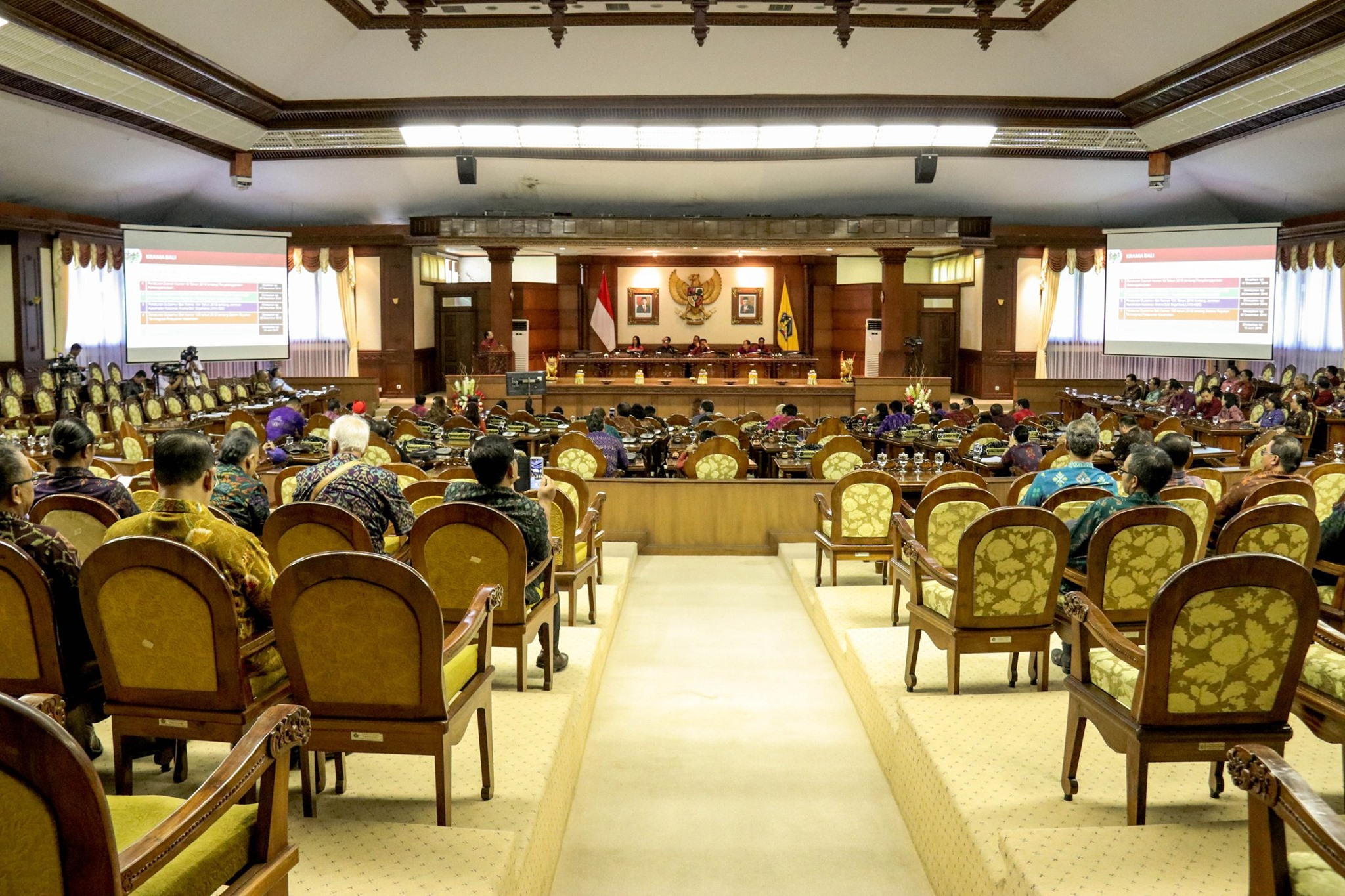 MENGHADIRI UNDANGAN SIDANG PARIPURNA KE 2 DI RUANG SIDANG UTAMA DPRD PROVINSI BALI