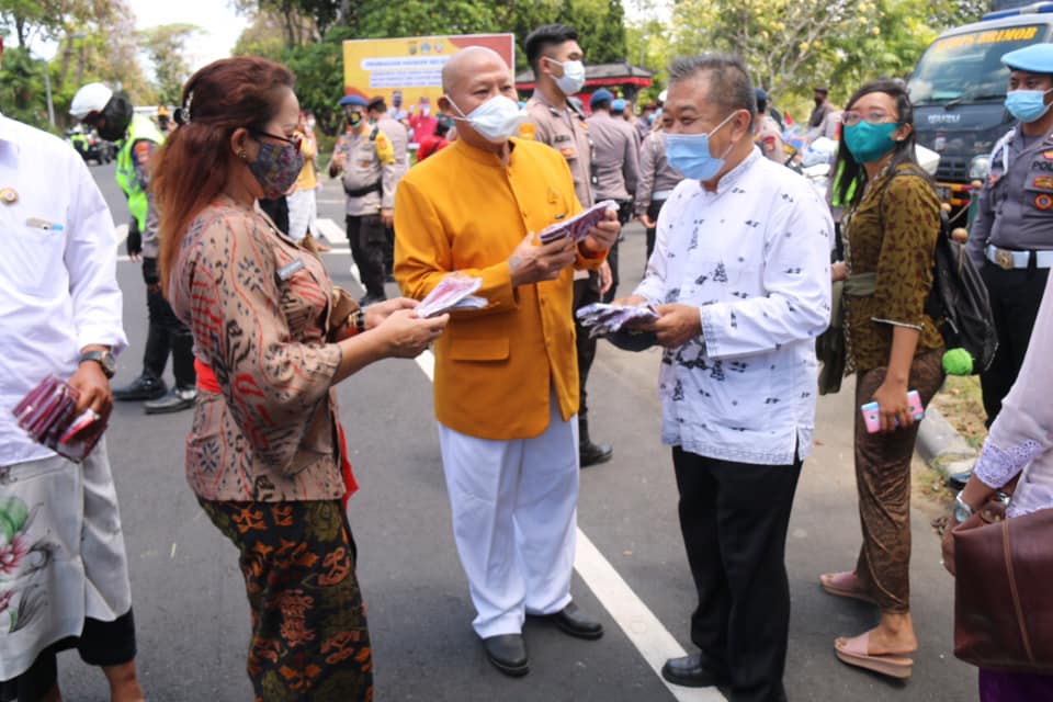 Ketua Bawaslu Bali Ikut Serta Pembagian Masker Secara Serentak, Mengkampanyekan Jaga Jarak Dan Hindari Kerumunan