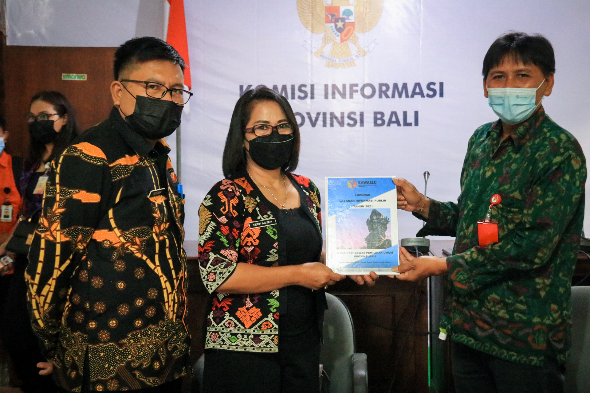 Serahkan Laporan Akhir PPID, Rudia Targetkan Jajaran Bawaslu se- Bali Raih Predikat Informatif Pada Pemeringkatan Selanjutnya