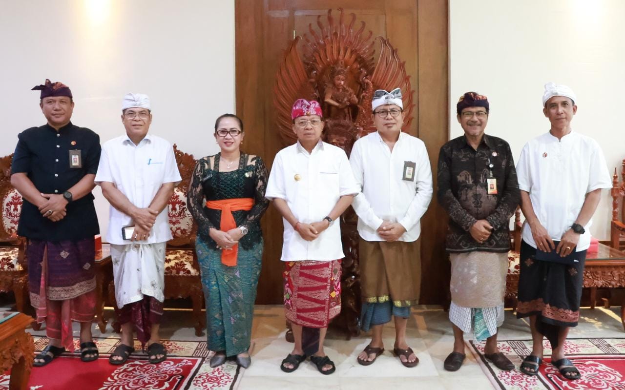 Gubernur Koster Hibahkan Gedung Kantor Kepada Bawaslu Bali