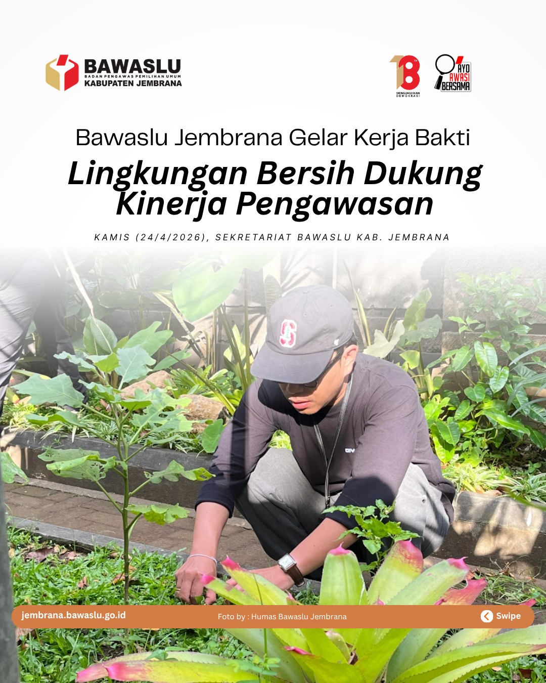 Anggota Bawaslu Jembrana, Agung Bagus Wirahadi pembersihan lingkungan kantor