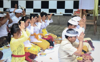 Bawaslu Provinsi Bali Gelar Piodalan di Padmasana