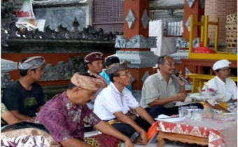 PANWASLU KECAMATAN BANJAR MELAKSANAKAN SOSIALISASI PENGAWASAN PARTISIPATIF DENGAN PRAJURU DAN KELIAN DADIA SE-DESA PAKRAMAN BANJAR TEGEHA