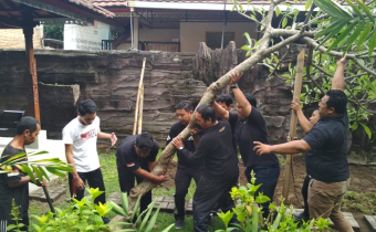 Gotong Royong dalam Rekontruksi Pojok Pengawasan Bawaslu Bali