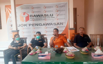 EVALUASI CAPAIAN REALISASI BAWASLU KABUPATEN BULELENG OLEH KEPALA SEKRETARIAT BAWASLU PROVINSI BALI