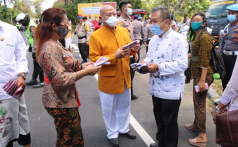 Ketua Bawaslu Bali Ikut Serta Pembagian Masker Secara Serentak, Mengkampanyekan Jaga Jarak Dan Hindari Kerumunan