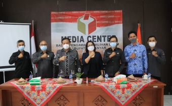 Sambangi Bawaslu Gianyar, Abhan Sampaikan Pentingnya Kearsipan Dalam Sebuah Lembaga.