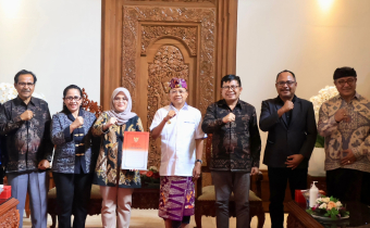 Gubernur Bali Serahkan Secara Langsung Hibah Tanah Dan Bangunan Kepada Bawaslu Bali