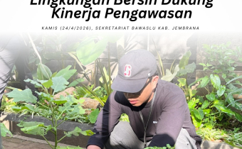 Anggota Bawaslu Jembrana, Agung Bagus Wirahadi pembersihan lingkungan kantor